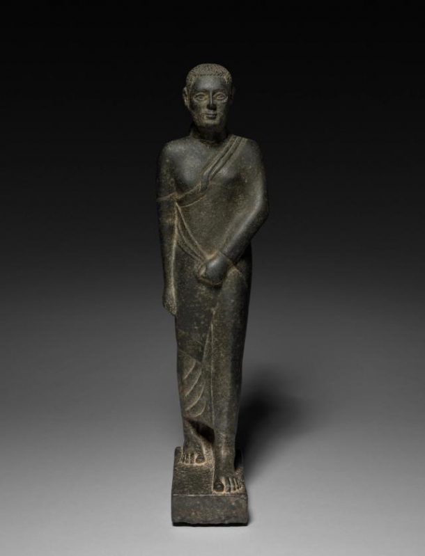 مجسمه مرد، 200 قبل از میلاد تا 100 پیش از میلاد یا بعد از آن، مصری از دوره یونانی-رومی (332 پ.م.-395 بعد از میلاد) و از سلسله بطلمیوسی (305 پیش از میلاد تا 30 پیش از میلاد) در نظر گرفته می‌شود. موزه هنر کلیولند